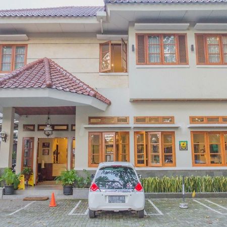 Отель Reddoorz Near Simpang Dago 2 Бандунг Экстерьер фото