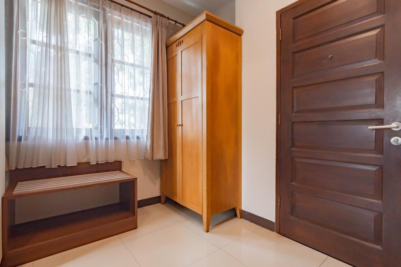 Отель Reddoorz Near Simpang Dago 2 Бандунг Экстерьер фото