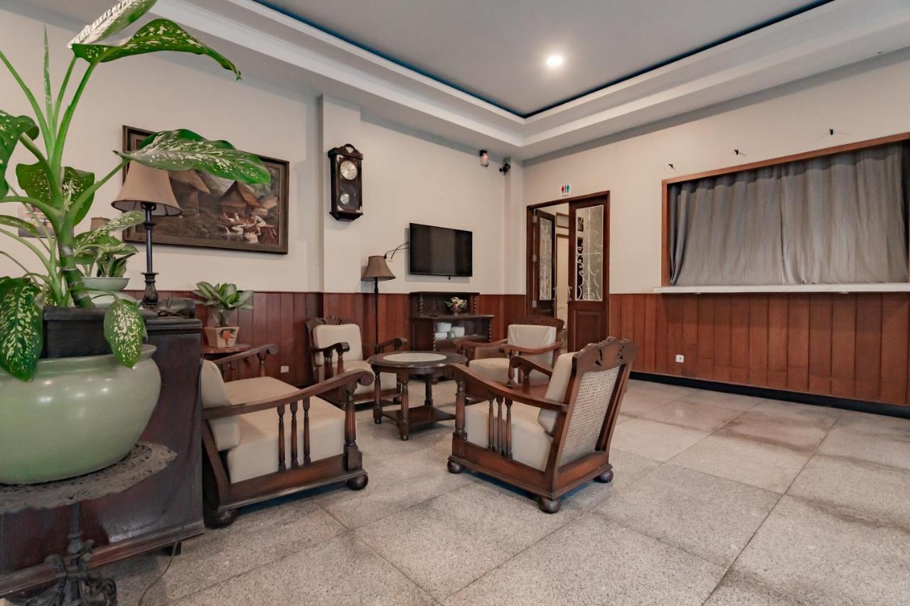 Отель Reddoorz Near Simpang Dago 2 Бандунг Экстерьер фото