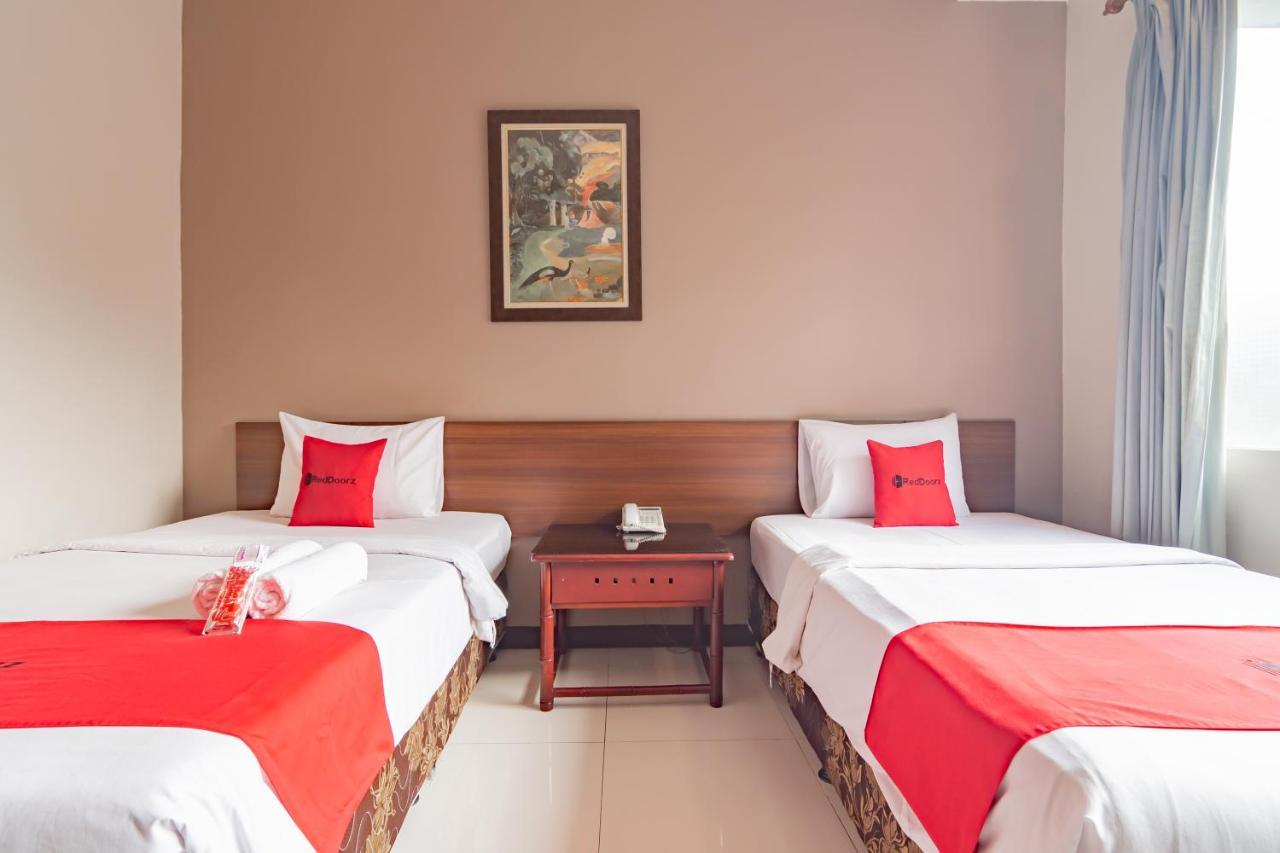 Отель Reddoorz Near Simpang Dago 2 Бандунг Экстерьер фото