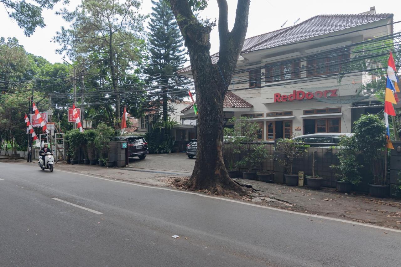 Отель Reddoorz Near Simpang Dago 2 Бандунг Экстерьер фото