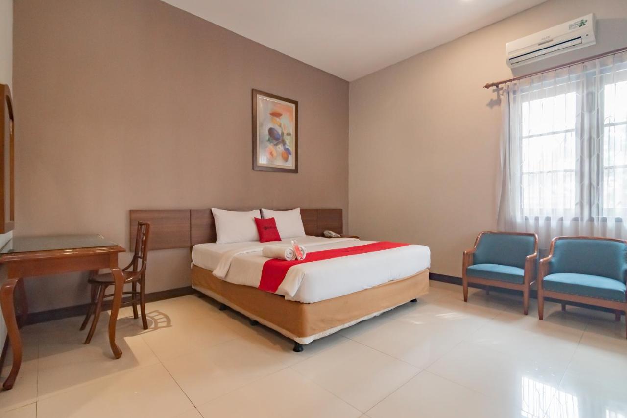 Отель Reddoorz Near Simpang Dago 2 Бандунг Экстерьер фото