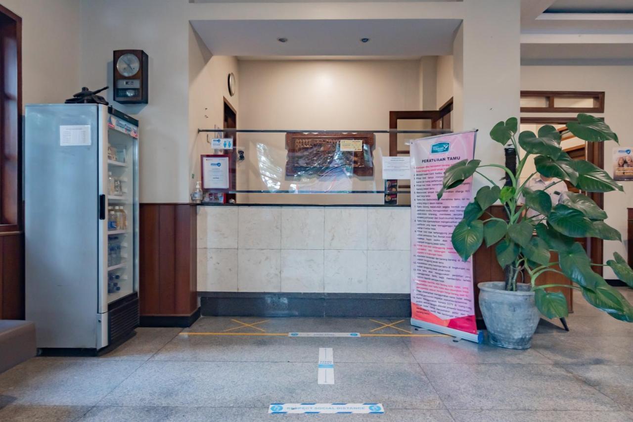 Отель Reddoorz Near Simpang Dago 2 Бандунг Экстерьер фото