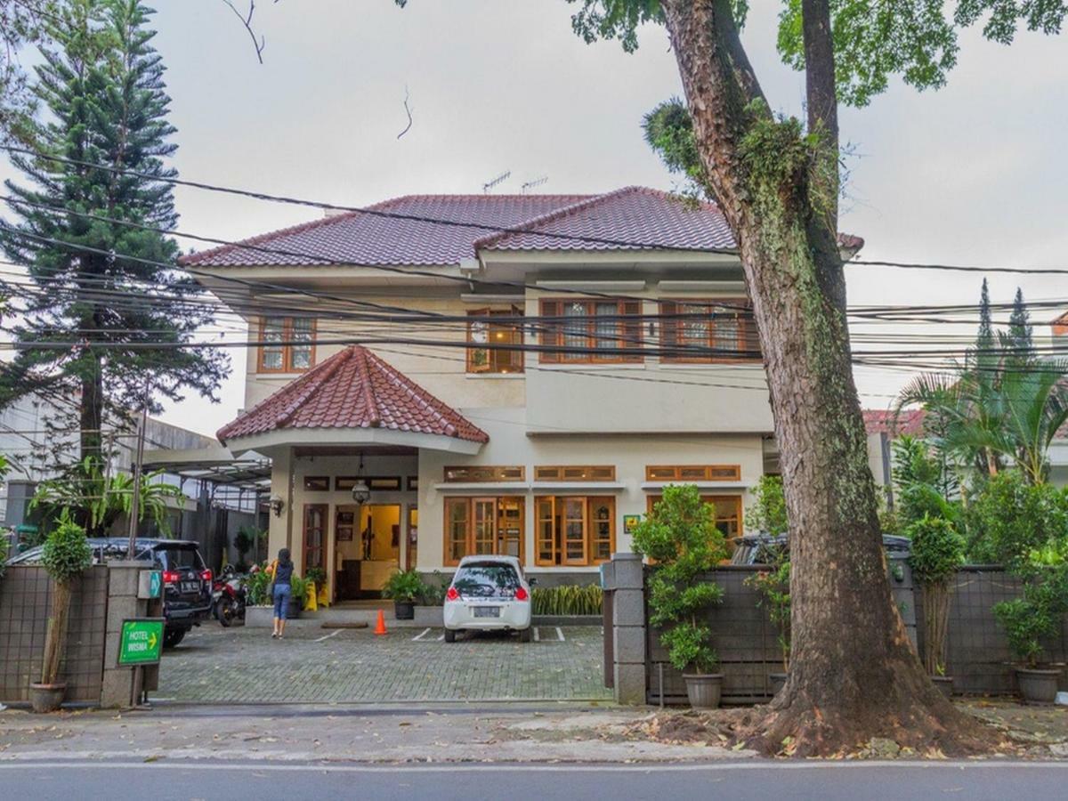 Отель Reddoorz Near Simpang Dago 2 Бандунг Экстерьер фото